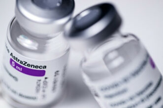 Vaccin anti-Covid: entre les Etats-Unis et AstraZeneca, une confiance lentement érodée