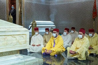 Le Roi se recueille sur la tombe du Roi Mohammed V