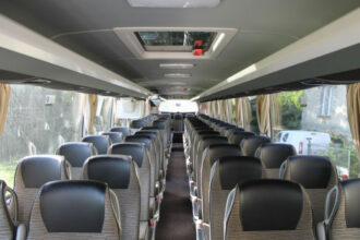 Volteface des petits transporteurs routiers de voyageurs le jour de la reprise