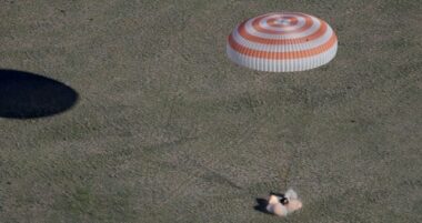 Retour sur Terre de trois astronautes de l'ISS avec un ballon pour le Mondial