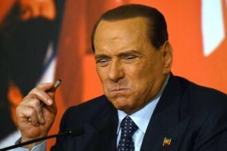 Italie: Silvio Berlusconi sur le point d'être chassé du parlement