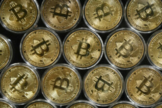 Après une année de records, la volatilité du bitcoin invite à la prudence