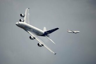 Airbus tape fort pour l'ouverture du salon aéronautique du Bourget