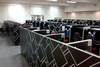 Covid: les téléopérateurs surexposés aux risques psychosociaux (rapport)