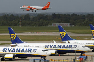 Etranglées, les compagnies aériennes jouent la carte des prix bas