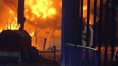 Royaume-Uni: l'hélicoptère du président du club de Leicester City s'écrase près du stade
