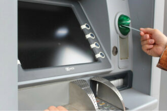 Retraits d'argent et paiements par cartes en baisse depuis le début de la crise