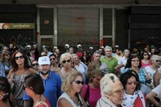 Grèce: le secteur public dans la rue, climat alourdi par un meurtre