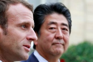 Affaire Ghosn: Macron demande au premier ministre japonais de &ldquo;préserver&rdquo; l'alliance Renault-Nissan