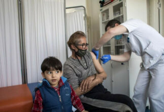 Covid-19: le HCR appelle à un accès équitable aux vaccins pour les réfugiés