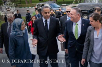 Une photo de Pompeo avec Hamouchi  pour le 231e anniversaire du département d'Etat