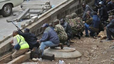 Kenya: le siège du Westgate, jonché de cadavres, s’éternise