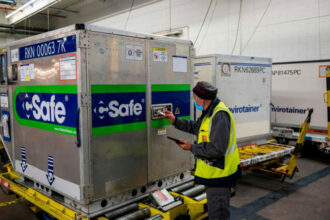 De l'aéroport à l'injection : voici le schéma logistique de la campagne de vaccination