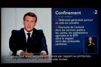 Covid-19: &ldquo;l'économie ne doit ni s'arrêter, ni s'effondrer&rdquo;, souligne Macron