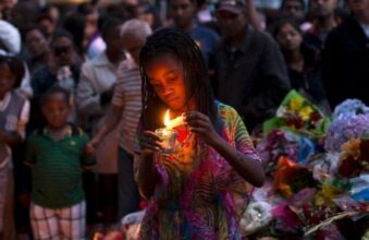 Adieu à Mandela: Le monde en train d'arriver en Afrique du Sud