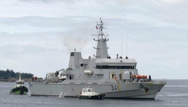 Un navire militaire marocain participe à une parade commémorant le 60e anniversaire de la marine tunisienne