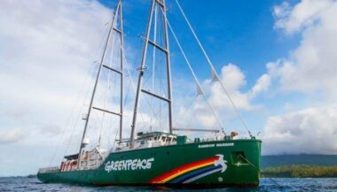 Le voilier &ldquo;Rainbow Warrior&rdquo; de Greenpeace fait escale à Tanger