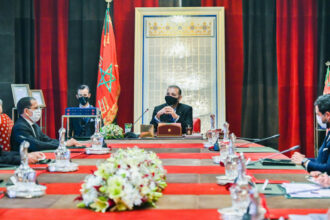 Le Roi pointe des retards dans l'exécution du chantier des énergies renouvelables