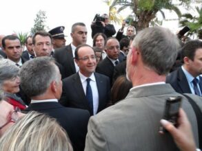 Loin de Paris, Hollande reprend des couleurs