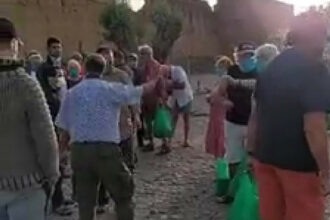 Distribution de denrées alimentaires aux touristes français bloqués à Taroudant