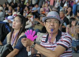 Thaïlande: Les manifestants entrent de force au siège de l'armée