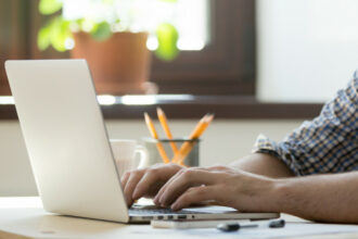 Légiférer sur le télétravail devient une nécessité, des juristes livrent leur vision