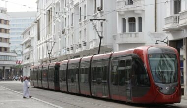 Lecture dans le tramway de Casa : où sont les livres ?