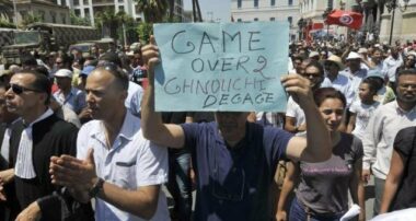 Tunisie: explosion d'une voiture piégée, funérailles sous haute tension