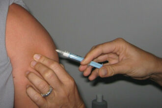 Covid. Plus de 52.000 personnes vaccinées, hausse des cas en réanimation lundi