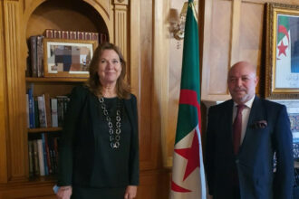 Une photo floutée de l'ambassadeur d'Algérie au Maroc avec le Roi indigne la toile