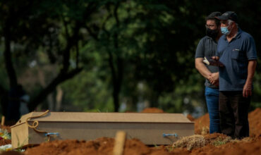 Virus: AstraZeneca de nouveau sur la sellette, record de décès au Brésil