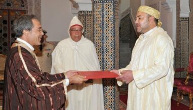 Le Roi reçoit à Tétouan plusieurs ambassadeurs étrangers