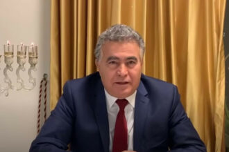 Né à Bejaâd, le ministre israélien de l'Economie s'adresse aux Marocains en darija