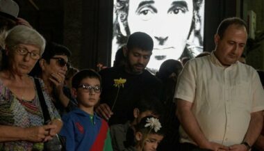 L'Arménie pleure Aznavour, le “fils du peuple” (vidéos)