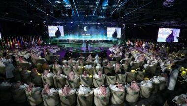 Photo du jour. Une assemblée masculine écoute attentivement une femme lors d'un hackathon en Arabie saoudite