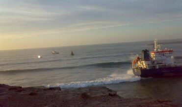 Tan Tan: course contre la montre pour sauver le bateau échoué