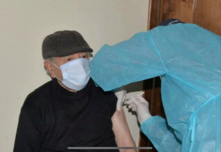 Mohamed Bensaid Aït Idder a reçu son premier vaccin