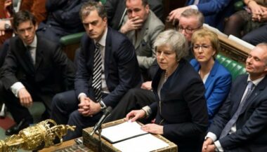 Lourdement défaite sur le Brexit, Theresa May face à une motion de censure