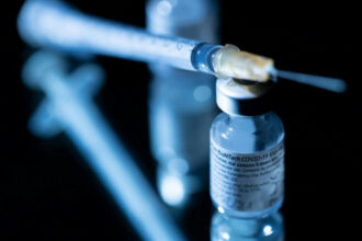 Vaccins contre le Covid-19: la nouvelle poule aux œufs d'or pour les laboratoires?