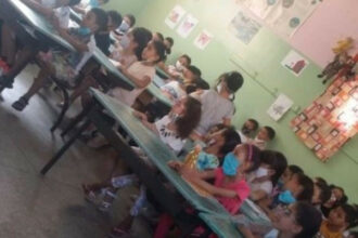 Photo de la salle de classe surchargée à Meknès: mise au point de l'Aref