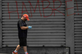 Plus de 300.000 morts, la quête mondiale d'un vaccin aiguise les tensions