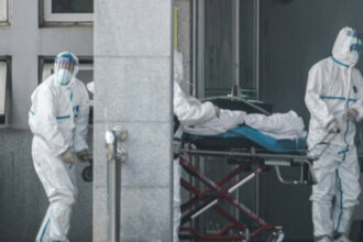 Covid-19: sombres prédictions d'un expert de l'OMS