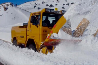 Chutes de neige: mobilisation à Khénifra pour le déneigement des axes routiers