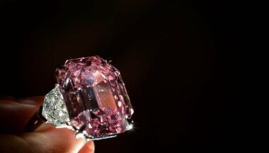 Un diamant rose adjugé 44,3 millions d'euros, prix record au carat