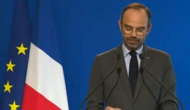 &ldquo;Gilets jaunes&rdquo;: Edouard Philippe recule et gèle les hausses