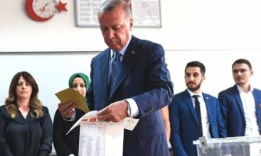 Élections en Turquie : Le président sortant et son parti largement en tête d'après les premiers décomptes