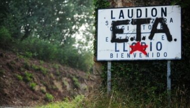 Espagne: l'organisation séparatiste basque ETA annonce sa dissolution et la fin de son activité politique