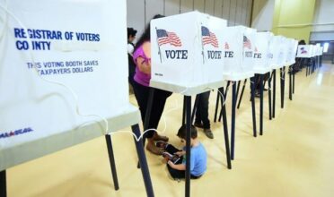 Les Américains élisent un Congrès divisé, Trump crie victoire