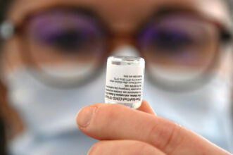 Covid-19 : un million de vaccinés en France, la pression hospitalière reste forte