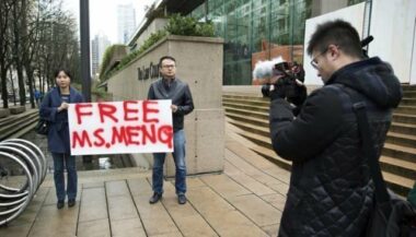 La dirigeante de Huawei plaide pour sa remise en liberté, l'audience reprendra mardi